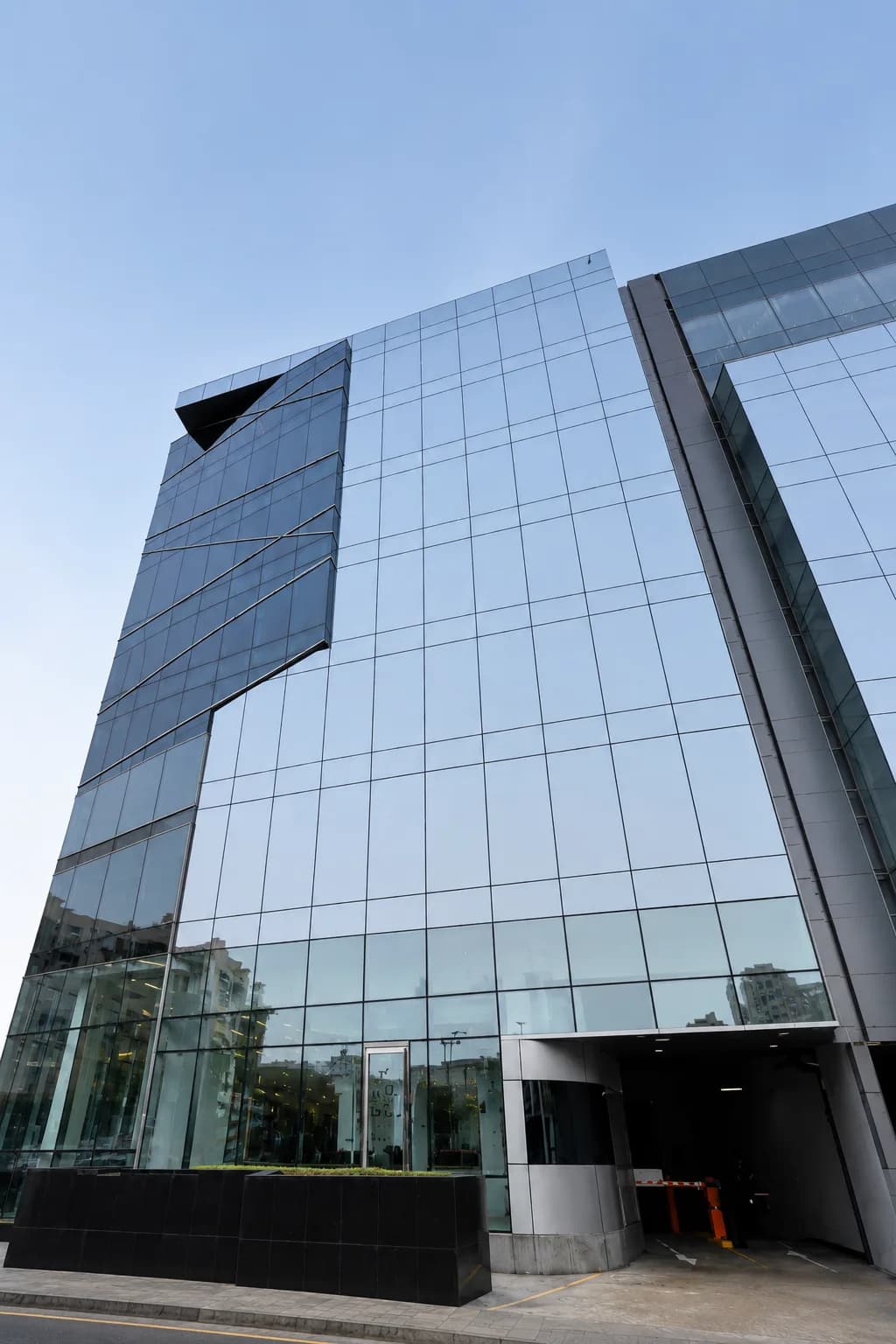 Edificio del Centro de Arbitraje de la Sociedad Nacional de Peritos en Av. Jorge Basadre 607, San Isidro, Lima