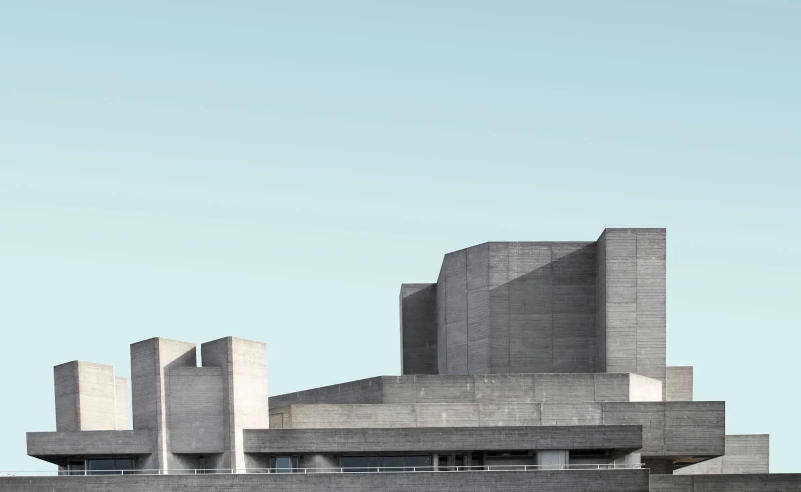 Edificio institucional de concreto de líneas sobrias, imagen representativa del Centro de Arbitraje SNP